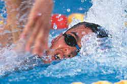 Respiration en crawl: le deplacement du nageur dans l' eau crée une petite vague