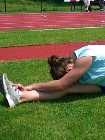 athlete faisant un exercice de stretching pour les ischio-jambiers