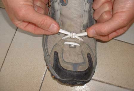lacer ses chaussures avec un double noeud à l'avant pour éviter d'avoir un ongle noir