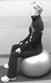 position assise sur une balle de gymnastique gonflable