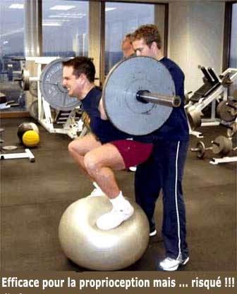 squat sur ballon suisse pour la proprioception