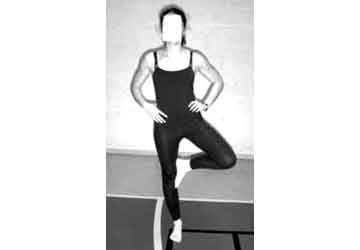 posture sur un pied du test de proprioception en équilibre statique